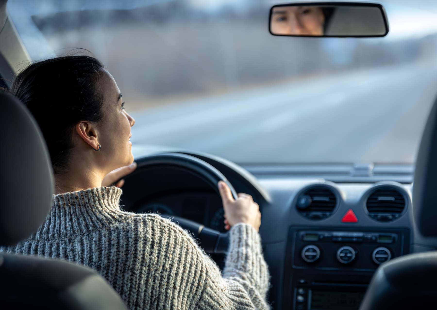 Mujer conduciendo.