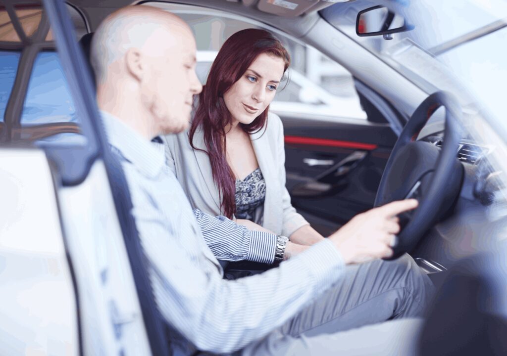 Talento femenino en el concesionario.